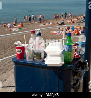 Überquellenden Mülltonnen auf Aberystwyth Promenade am Ende an einem heißen Sommertag, Ceredigion, Wales, Vereinigtes Königreich, Stockfoto