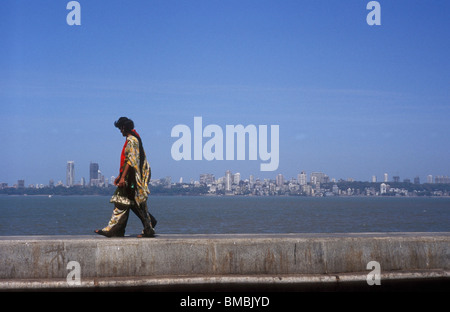 Paar zu Fuß auf dem Deich Back Bay Churchgate Mumbai Indien Stockfoto