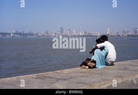 Junges Paar in Back Bay Churchgate Mumbai Indien Stockfoto