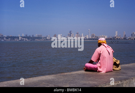 Mann am Back Bay Churchgate Mumbai Indien Stockfoto