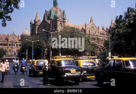 Taxis vor Chhatrapati Shivaji Terminus Mumbai Indien Stockfoto