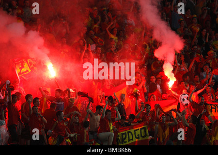 Spanien-Fans feiern nach ein Tor gegen Russland während ein Halbfinale Fußball-UEFA Euro 2008 match 26. Juni 2008. Stockfoto