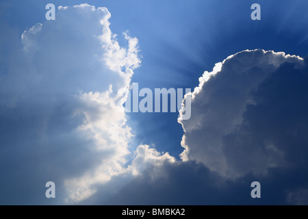 Strahlen der Sonne hinter Wolken. Stockfoto