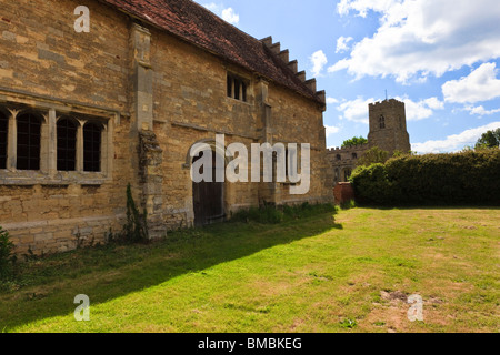 Willington Ställe und Kirche, historische 16. Jahrhundert Gebäude in der Nähe von Bedford, UK Stockfoto