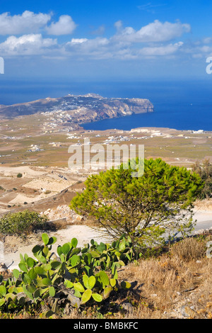 Blick vom Berg Profitis Ilias in Richtung der Stadt Akrotiri auf der südwestlichen Ende Insel Santorini, Griechenland. Stockfoto