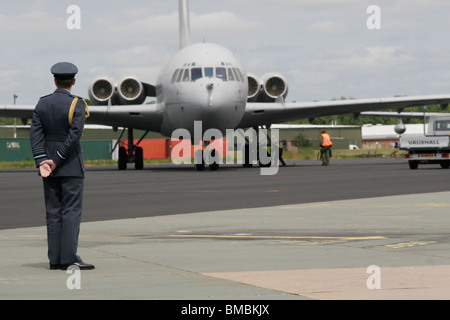 Air Chief Marshal Sir Christopher Moran steht vor einer VC10 Transport, neu aus der RAF letzten Irak-Tournee zurückgekehrt. Stockfoto