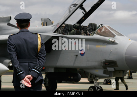 Air Chief Marshal Sir Christopher Moran steht vor ein Tornado Kämpfer, neu aus der RAF letzten Irak-Tournee zurückgekehrt. Stockfoto