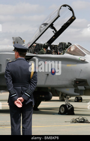 Air Chief Marshal Sir Christopher Moran steht vor ein Tornado Kämpfer, neu aus der RAF letzten Irak-Tournee zurückgekehrt. Stockfoto