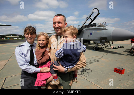 Sqn Ldr Nathan Giles, Holly Giles, Edward Giles & Frau darstellen Sqn Ldr Anne Giles zusammen nach an RAF Marham wiedervereinigt werden. Stockfoto