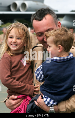 Geschwader-Führer Nathan Giles, Holly Giles (4), Edward Giles (2) Stockfoto