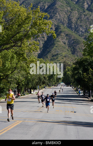 Läufer nähern sich der Ziellinie Mt. Wilson Trail Race Stockfoto