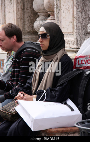 muslimische Frauen tragen Sonnenbrillen in traditioneller Kleidung auf einer vaccation Stockfoto