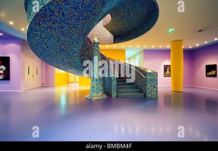 Zentrale Halle mit Wendeltreppe des Groninger Museums für moderne Kunst in Groningen Niederlande. Entworfen von Mendini. Stockfoto