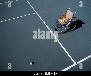Stillleben mit einem leeren Rollstuhl auf Tennisplatz Stockfoto