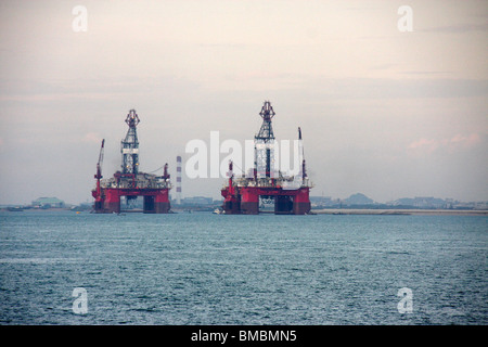 Bohrinsel in einem schwimmenden Hausboot und Öltanker Schiff in der off-Shore der Meere Stockfoto