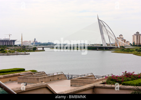 Seri Wawasan Brücke über den See Putrajaya, Putrajaya, Malaysia Stockfoto