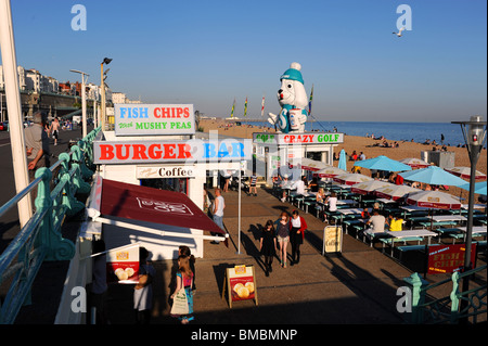 Crazy Golf und Essen Kioske einschließlich der riesigen Slush Puppy Hund anmelden Brighton Seafront UK Stockfoto