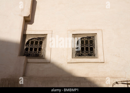 Detail von zwei kleinen Fenstern in der Medina, Marrakesch, Marokko, Nordafrika Stockfoto