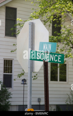 Wissenschaft und Main Street Zeichen, Kreuzung. Curryville, Missouri, USA. Stockfoto
