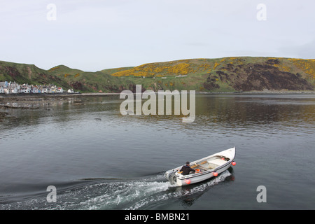 Mann in einem kleinen Boot in der Bucht in der Nähe von gamrie gardenstown Schottland Mai 2010 Stockfoto