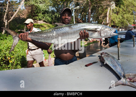 Fischer mit Couta, Königsmakrele, am Cape Vidal, Isimangaliso Wetland Park, KwaZulu Natal, Südafrika Stockfoto