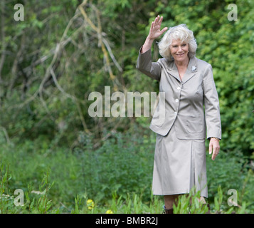 Großbritanniens Camilla, Herzogin von Cornwall, Patron, die verwelkt und Berks Kanal Vertrauen öffnet die restaurierten Double Bridge Stockfoto