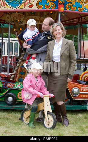 Großbritanniens Prinz Edward und seine Frau Sophie, Gräfin von Wessex Pose mit ihren Kindern James, Viscount Severn und Lady Louise Stockfoto