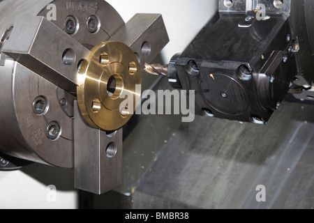 CNC-Drehmaschine mit Messing-Komponente im Rachen des Chuck, mit live Turm Bohrer gebohrt werden Stockfoto