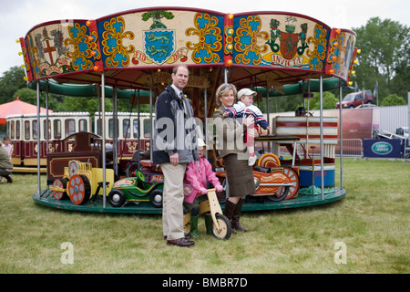 Großbritanniens Prinz Edward und seine Frau Sophie, Gräfin von Wessex Pose mit ihren Kindern James, Viscount Severn und Lady Louise Stockfoto