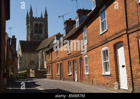 Viktorianische Arbeiterfamilien, St. Andrews Parish Church am Ende der Reihe von roten Ziegelterrassenhäusern. Farnham Surrey Großbritannien. Lower Church Lane. HOMER SYKES AUS DEN 2010 2010ER JAHREN Stockfoto