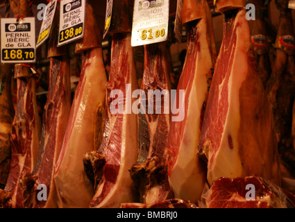 Gepökeltes FLEISCH GELENKE von Serrano Schinken hängen in der Markt La Boqueria Barcelona Spanien Europa Stockfoto