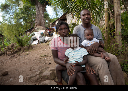 Familie vor ihrem Haus in Marmelade, Haiti. Stockfoto