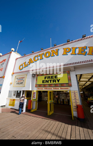 Eingang zum Clacton Pier eine Sehenswürdigkeit am Meer in Essex UK Stockfoto