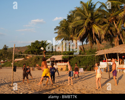 Menschen spielen Volleyball am Strand in Gokarna in Indien Stockfoto