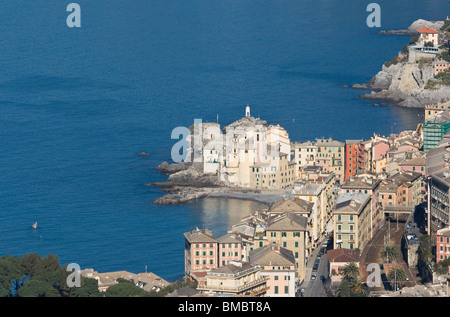 Luftaufnahme von Camogli charakteristischen Städtchen in der Nähe von Genua, Italien Stockfoto