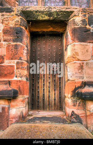 Solide Holztür, St. Mary Parish Church, Rostherne, Cheshire, England, UK Stockfoto