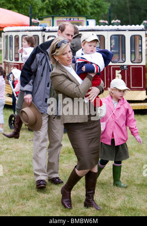 Großbritanniens Prinz Edward und seine Frau Sophie, Gräfin von Wessex Pose mit ihren Kindern James, Viscount Severn und Lady Louise Stockfoto