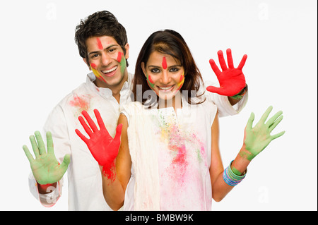 Paar zeigt ihre farbigen Hände auf Holi Stockfoto