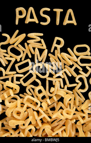 Schreibweise der Wort-Pasta mit Buchstaben Suppe. Kinder essen Hintergrund. Stockfoto