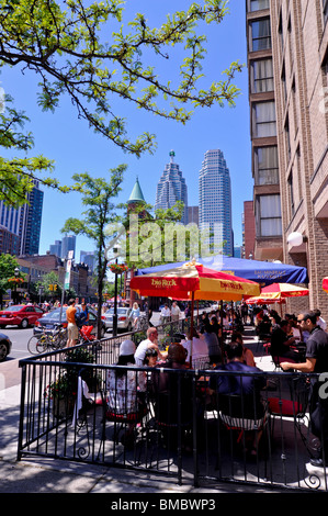 Gäste in einem Restaurant Terrasse, Front Street, Toronto. Stockfoto