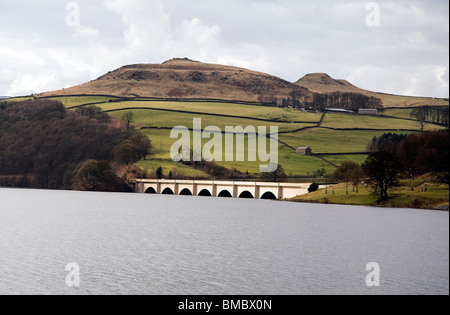 Gewölbt, Straßenbrücke, Snake Road, Ladybower Vorratsbehälter, Upper Derwent Valley, Derbyshire, England, UK Stockfoto