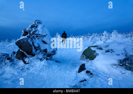 Wanderer auf dem Gipfel des Mount Pierce in den White Mountains, New Hampshire USA im Morgengrauen Stockfoto