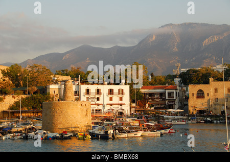 KYRENIA, NORDZYPERN. Ein Abend-Blick auf den Hafen und die Stadt Kyrenia-Gebirge hinter. 2009. Stockfoto