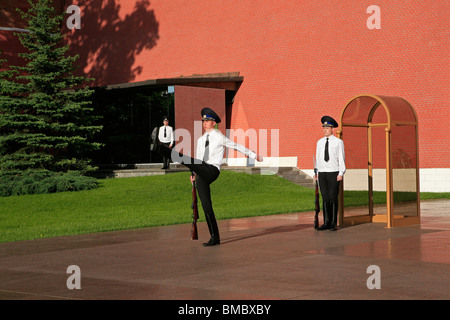 Ehren Sie wachen am Grab des unbekannten Soldaten im Alexandergarten, Moskau, Russland Stockfoto