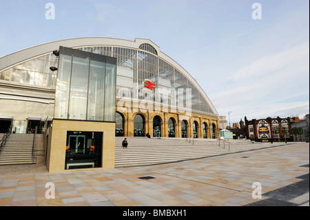 Die neu entwickelte Plateau vor der Klasse II aufgeführten Gebäude von Lime Street Railway Station - das Tor nach Liverpool. Stockfoto