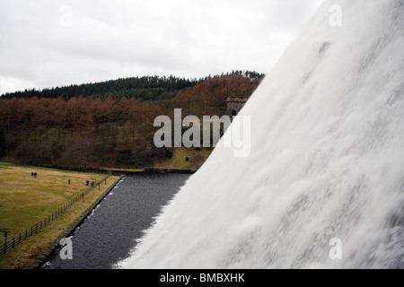 Wasser fließt nach unten, Derwent Damm, Upper Derwent Valley, Derbyshire, England, UK Stockfoto