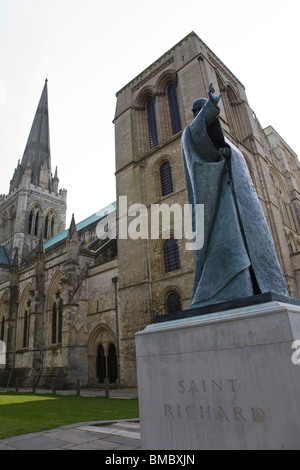 Die Statue des St. Richard im Auftrag der Freunde der Kathedrale von Chichester, das Jahrtausend zu feiern und im Jahr 2000 enthüllt. Stockfoto