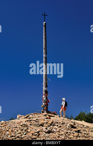 Spanien, Jakobsweg: Pilger am Cruz de Ferro in Foncebadón auf dem Weg nach Santiago De Compostela Stockfoto