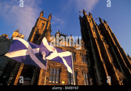 Universität von der Universität Edinburgh Edinburgh University Gebäude mit St Andrews Flag oder saltaire Edinburgh Midlothian Schottland Großbritannien GB EU Europa Stockfoto