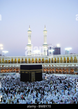 Riesige Menschenmenge von Pilgern in einer Moschee, Al-Haram-Moschee, Mekka, Saudi-Arabien Stockfoto